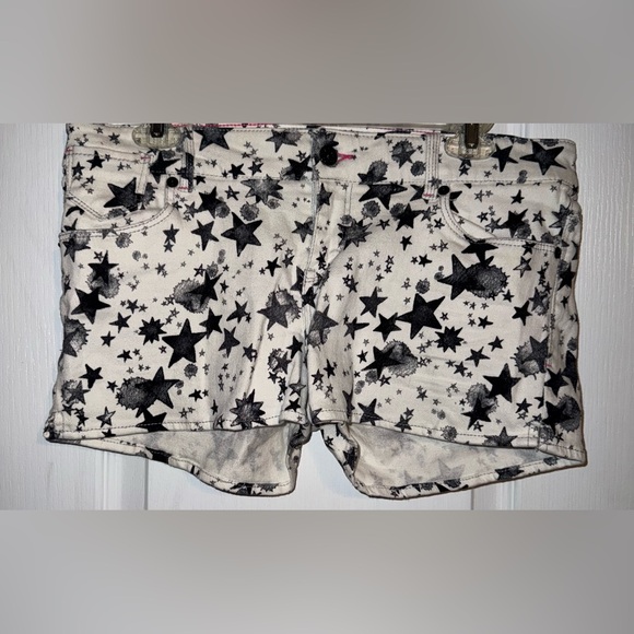 Levi’s Like New Shorty Short. White DENIM with Black Splatters and Stars - Picture 1 of 11